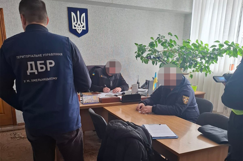 Закупівля неякісних костюмів для рятувальників на 14 млн грн: керівництву загону ДСНС на Хмельниччині оголосили підозру