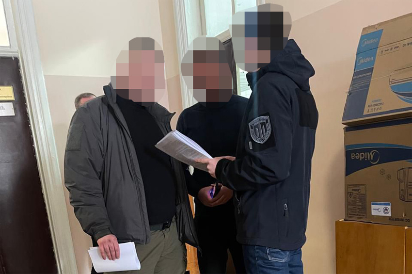 Зламав ногу, ребра та ніс чоловіку під час перевірки документів: у Хмельницькому правоохоронцю повідомили про підозру