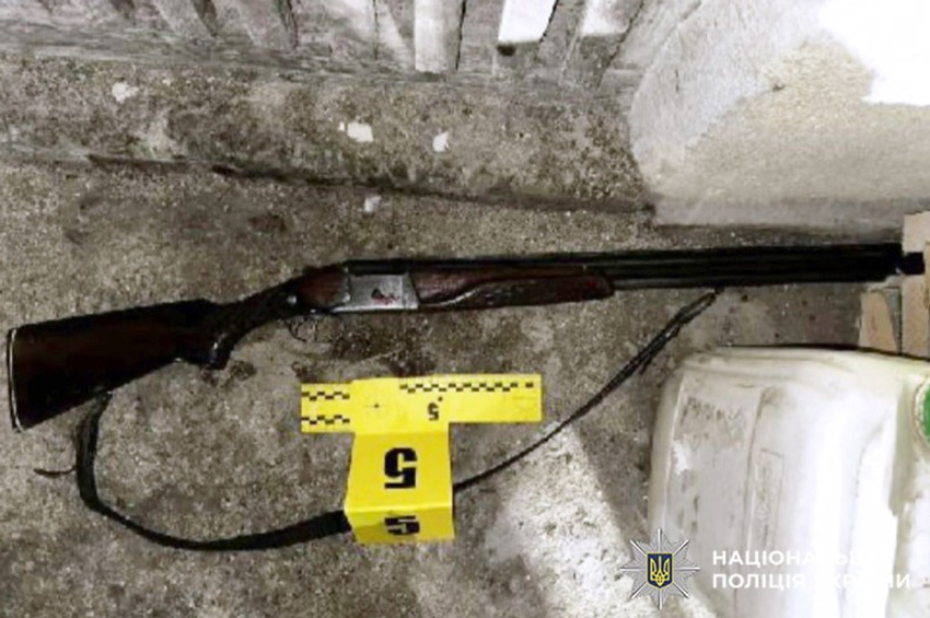 На Хмельниччині чоловік під час сварки вистрелив у дружину та намагався застрелитися сам