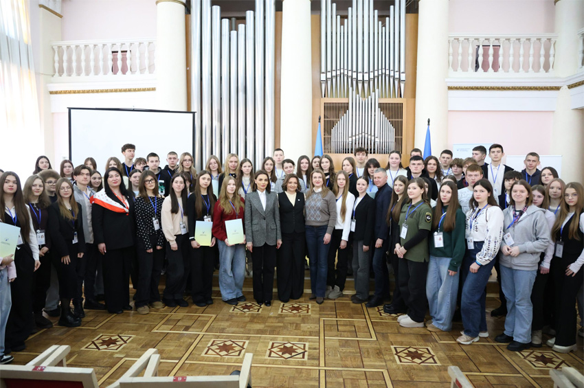 На Хмельниччині стартував проєкт «Шкільний Омбудсман»: 82 учні склали присягу