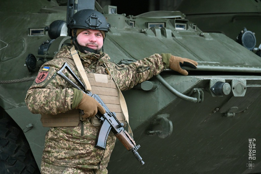 «Машину можна відновити, життя – ні»: ас фронтових доріг Олександр Федоров про рейси під дронами та танковим вогнем 