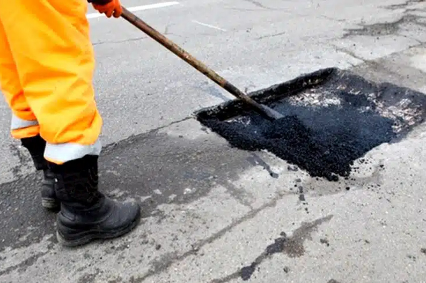 Ями замість асфальту: чому розсипаються українські дороги і коли їх відремонтують