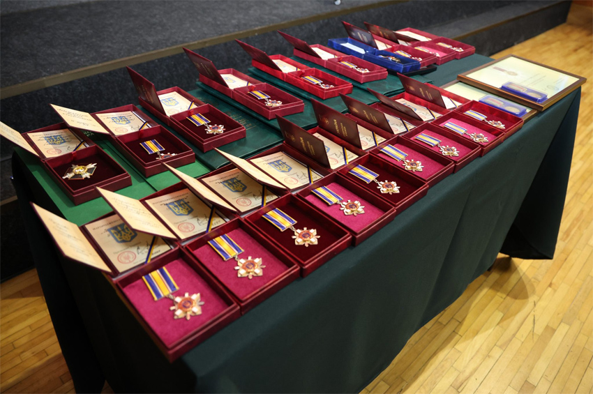 Вічна слава Захисникам: державні нагороди передали родинам воїнів Хмельниччини