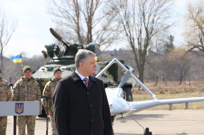 Новітнє озброєння, боротьба з бідністю та відповідальний вибір: чим відзначився приїзд Порошенка на Хмельниччину