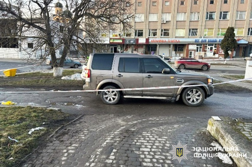 У Волочиську водій Land Rover заднім ходом наїхав на пенсіонерку: жінка померла