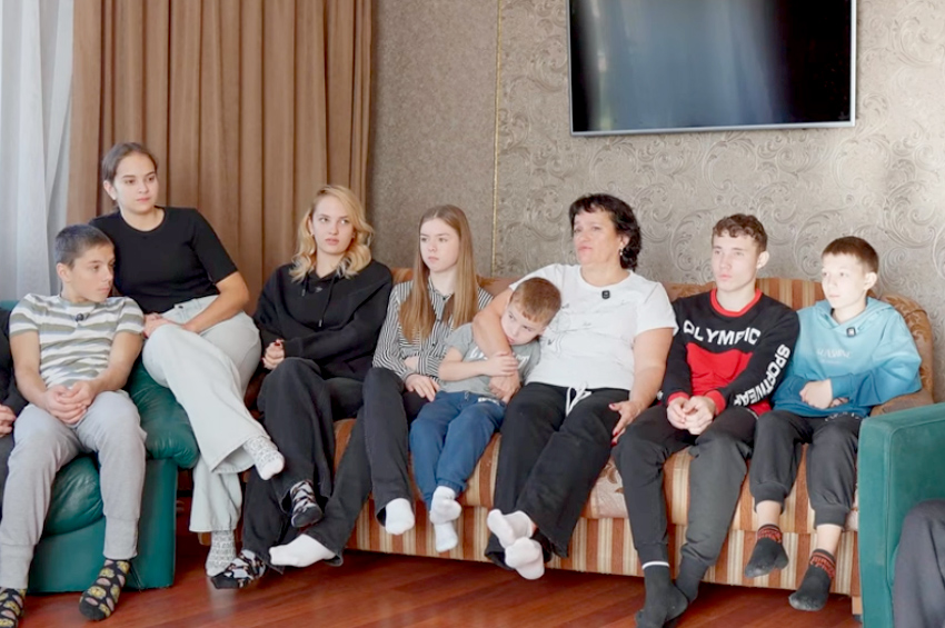 Прийомна сім’я на Хмельниччині: як родина Савченків дарує дітям любов і закликає не боятися прийомного батьківства