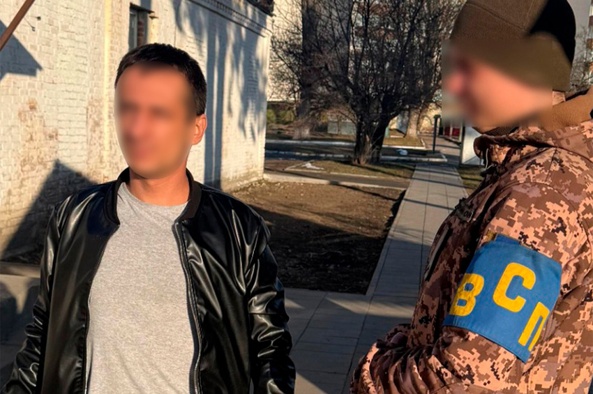 Військовий у розшуку попався з підозрілими пакетами на Хмельниччині