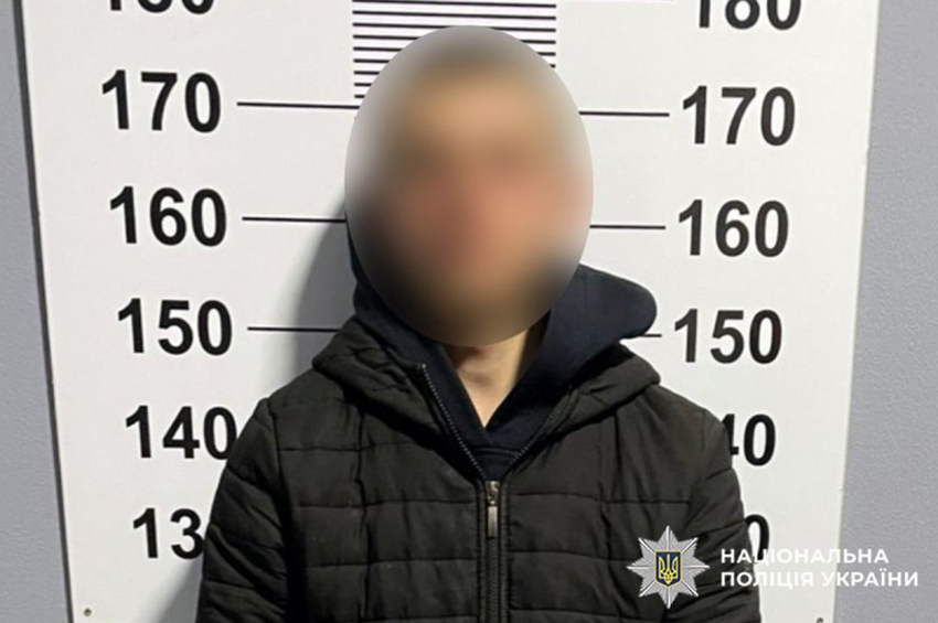 Грабіж на зупинці в Красилові: 19-річний хлопець вирвав телефон у перехожого