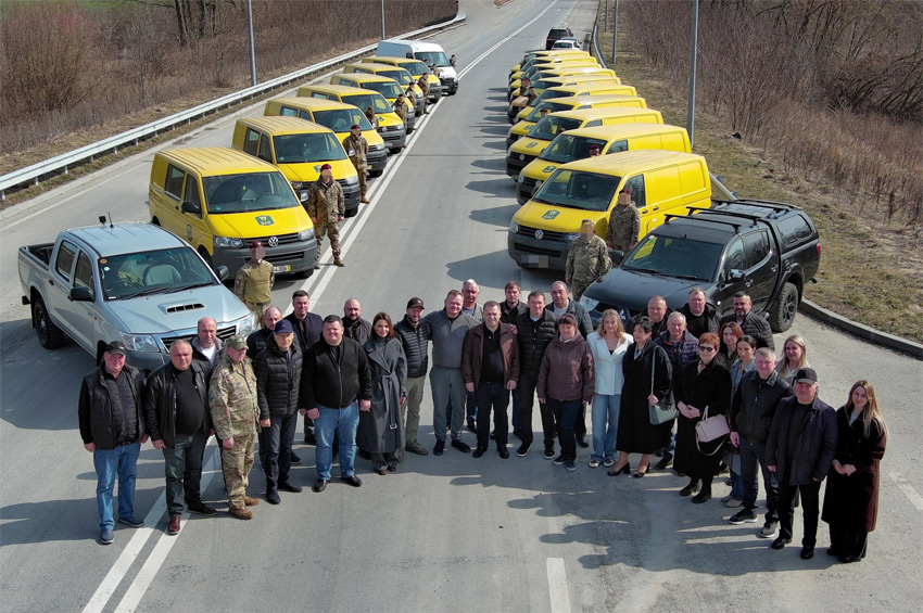 Аграрії Хмельниччини передали 20 авто десантникам ЗСУ