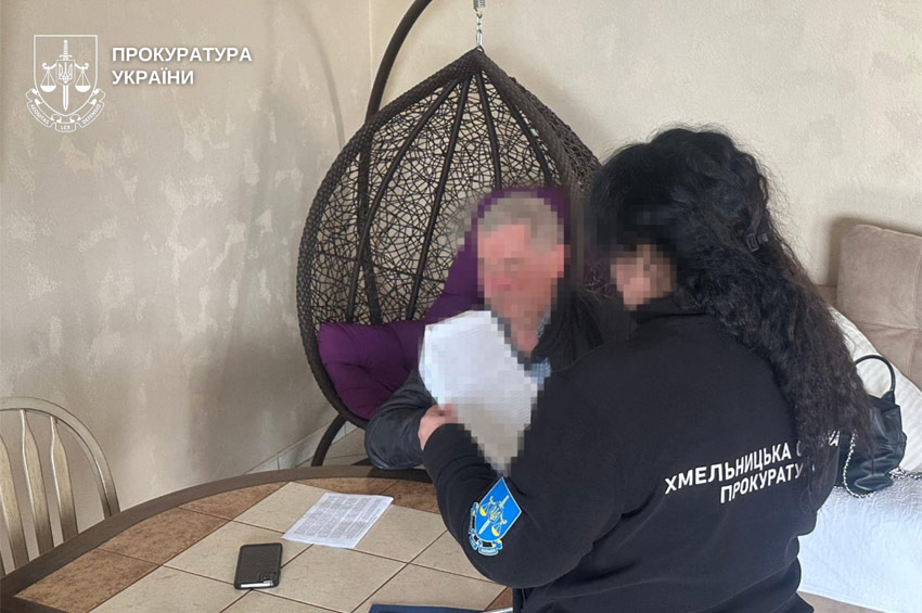 У Кам’янці-Подільському адвоката підозрюють у вимаганні $6 тисяч за «вплив» на суд і прокурора