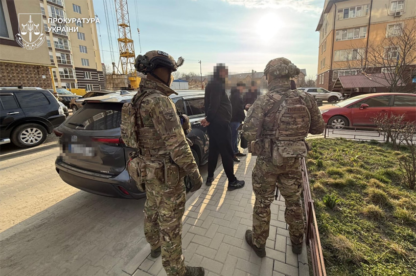 Вимагали $65 тисяч у лікарки: на Хмельниччині затримали псевдопрацівників СБУ