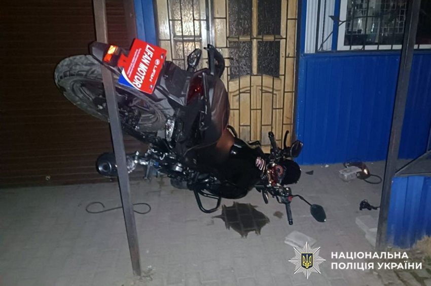 У Білогір’ї 14-річний мотоцикліст врізався у магазин: підлітка госпіталізували