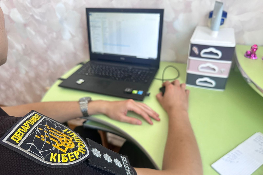 У Хмельницькому нотаріусці оголосили підозру за незаконні дії з реєстрами: збитки банку — понад 1,1 млн грн