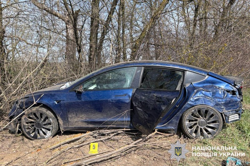 На Хмельниччині Tesla злетіла з дороги: травмувалася пасажирка