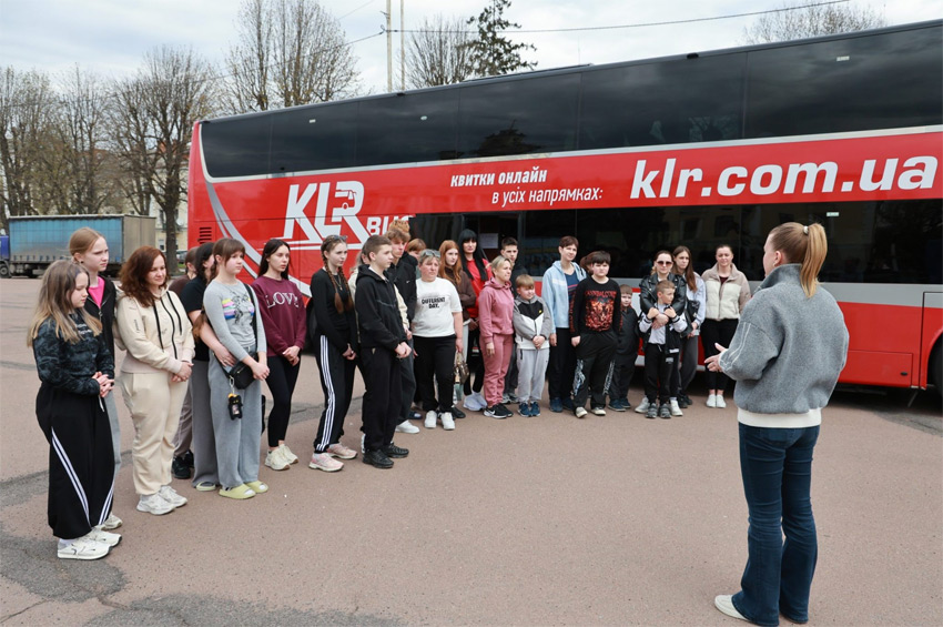 Діти військових із Хмельниччини вирушили на відпочинок до Іспанії