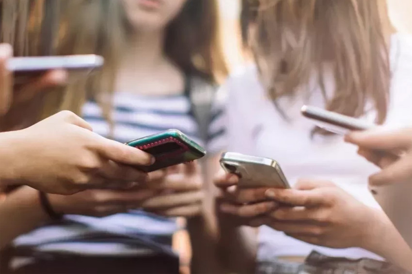 Безпека дітей онлайн: чи заборонять соцмережі дітям в Україні