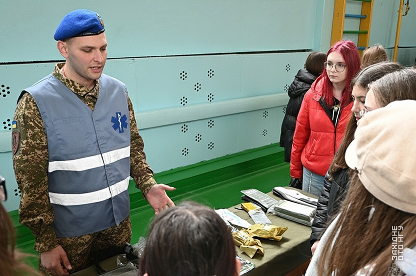 Дрони, домедична допомога та історії з передової: хмельницькі гвардійці провели «Урок мужності» для ліцеїстів
