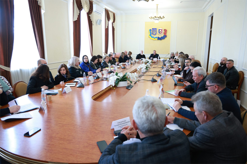 У Хмельницькій ОВА обговорили підтримку ветеранів, ВПО та розвиток соціальних послуг