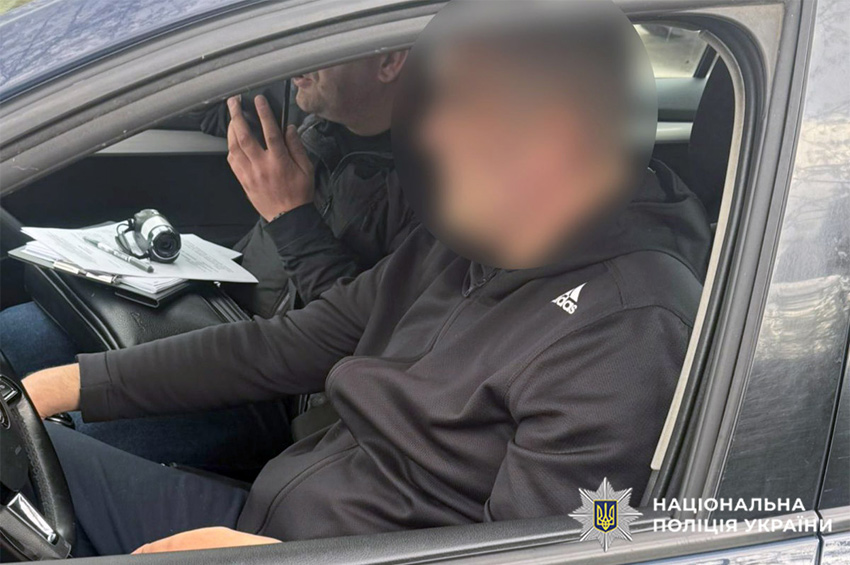 На Хмельниччині чоловік виманив гроші у військового та сестри безвісти зниклого, обіцяючи допомогу