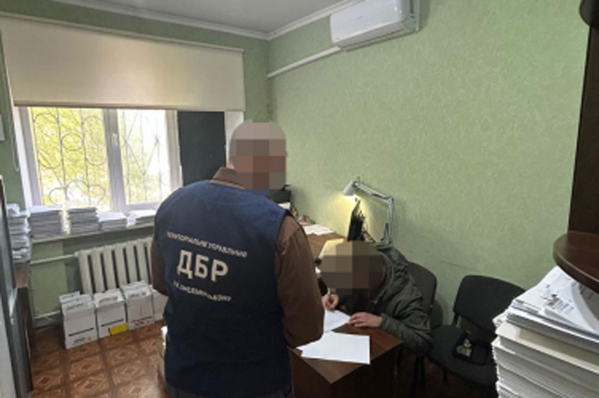 Бив і обпалив обличчя: ДБР повідомило про підозру військовослужбовцю з Хмельниччини