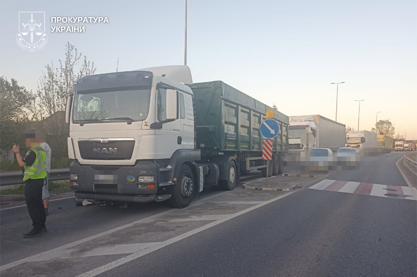 На Хмельниччині вантажівка збила 12-річну дівчинку на пішохідному переході