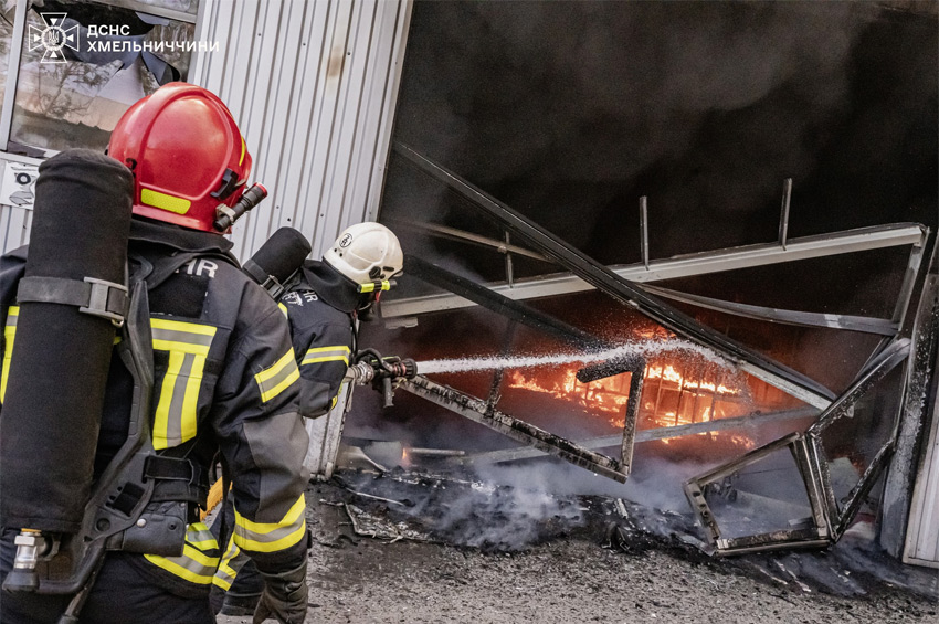 У Хмельницькому сталася масштабна пожежа в автосалоні: госпіталізовано двох людей