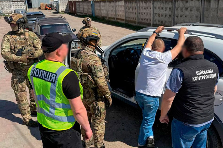 На Хмельниччині викрили схему продажу «тилових» посад для військових