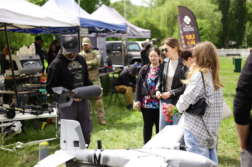У Хмельницькому презентували Центр національного спротиву з FPV-дронами та майстер-класами