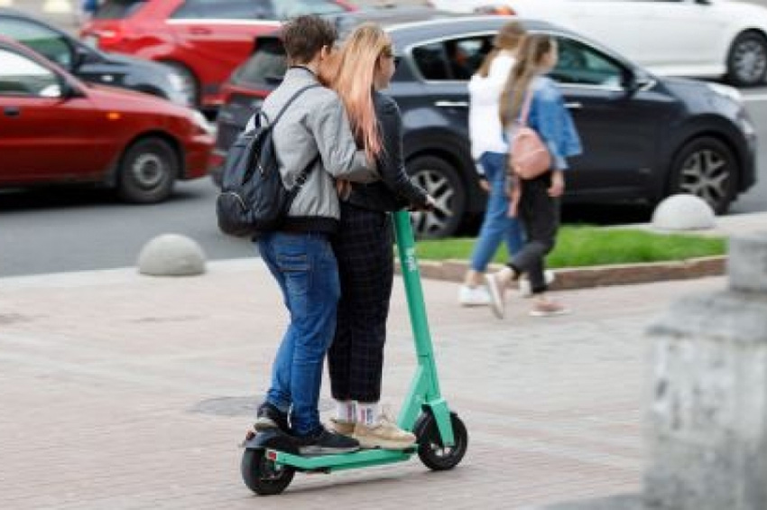 Загиблі діти і суспільний резонанс: як в Україні регулюють користування електричними самокатами?