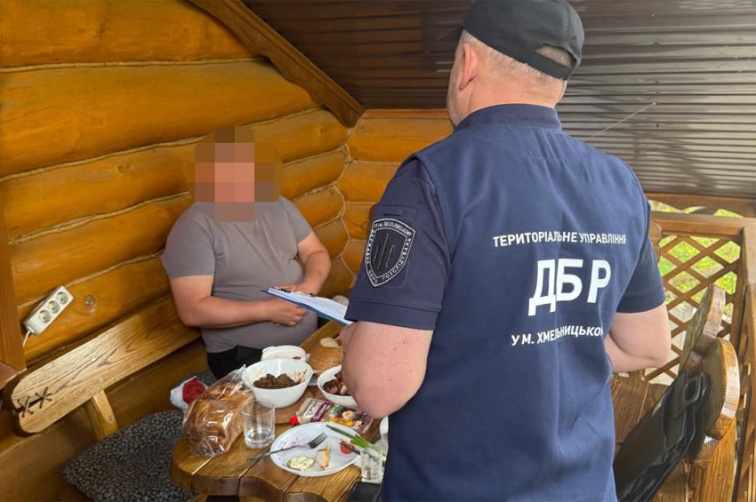 У Хмельницькому затримали бізнесмена, який брав гроші за переведення військового в тил