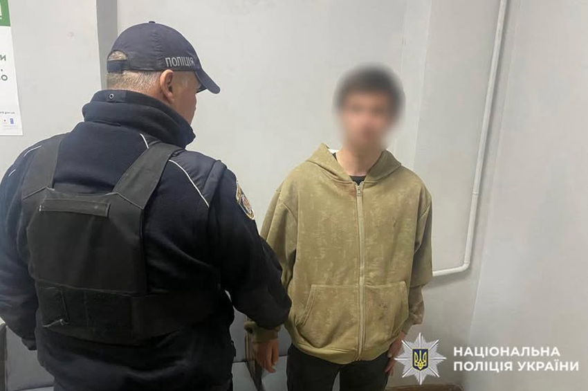 На Дунаєвеччині 19-річний молодик ножем поранив знайомого та в багажнику віз його до лікарні