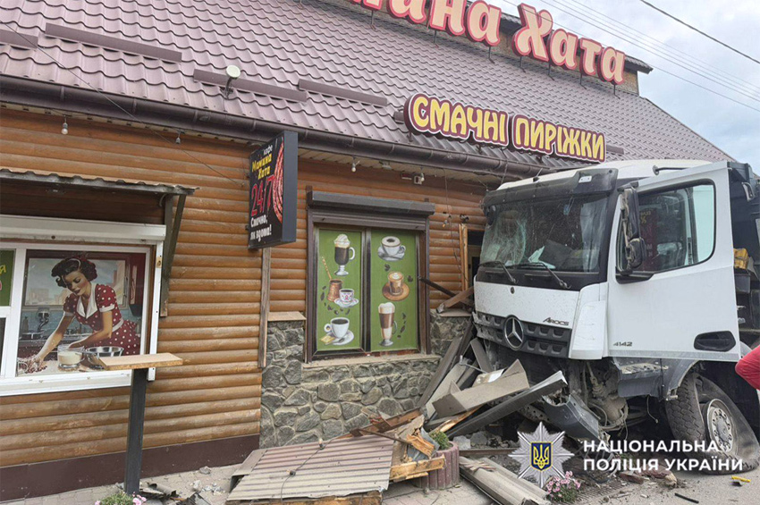 На Хмельниччині вантажівка протаранила авто та будівлю кафе: є загибла та троє травмованих