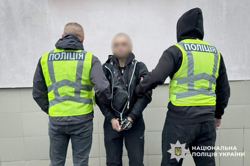 Погрожував та не повертав паспорт: у Хмельницькому затримали чоловіка за вимагання неіснуючого боргу