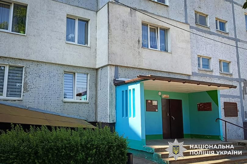 У Нетішині 73-річний чоловік поранив ножем сусідку в під’їзді багатоповерхівки