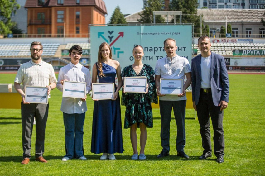 У Хмельницькій громаді відзначили учнів-переможців олімпіад і педагогів-наставників преміями