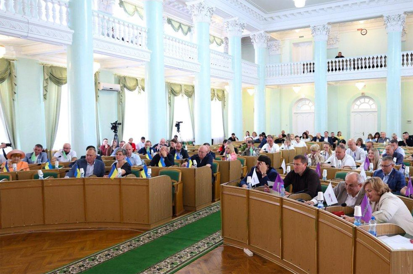 Хмельницька облрада ухвалила 28 рішень: депутати підтримали ветеранські проєкти, освіту, медицину та соціальну сферу