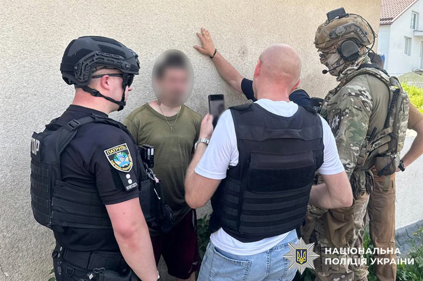 Погрожував поліцейським автоматичною зброєю: на Хмельниччині затримали 26-річного чоловіка