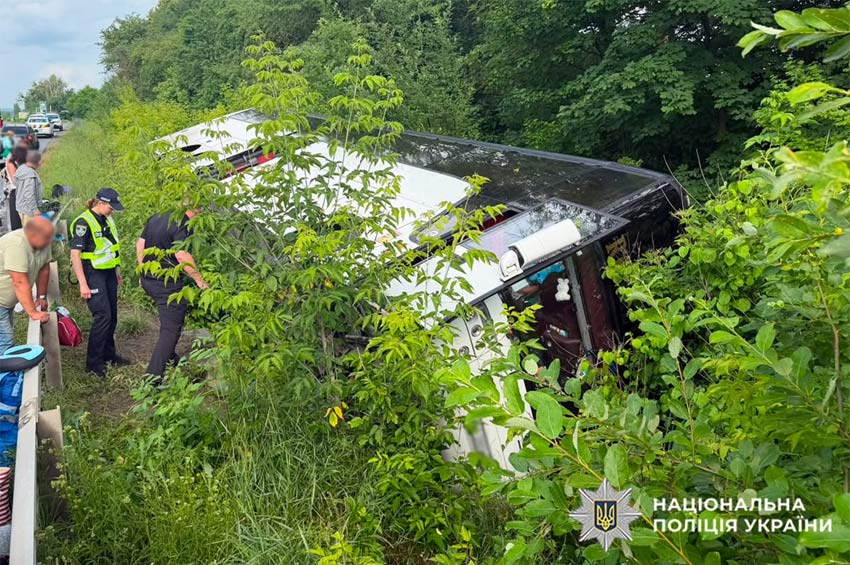 На Кам’янеччині перекинувся туристичний автобус із 54 пасажирами
