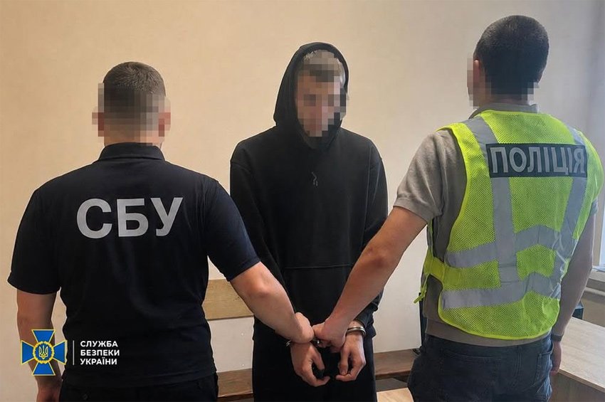 У Шепетівці затримали 19-річного підозрюваного у підпалі автомобіля ЗСУ на замовлення спецслужб РФ