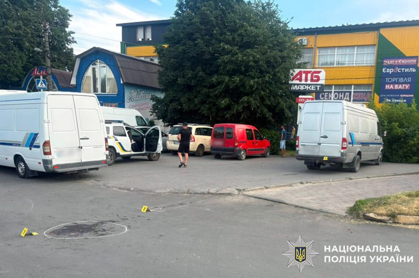 У Дунаївцях водій мікроавтобуса, рухаючись заднім ходом, травмував 85-річну жінку