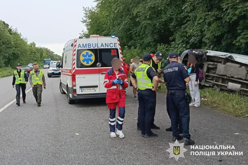 На Кам’янеччині перекинувся пасажирський автобус після зіткнення з легковиком