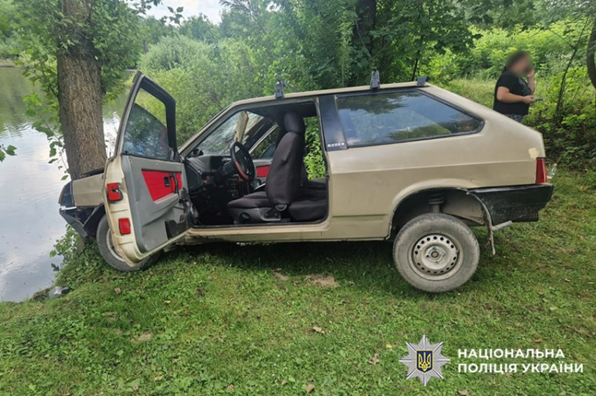 На Волочищині п’яний водій катав дівчину на капоті й врізався в дерево