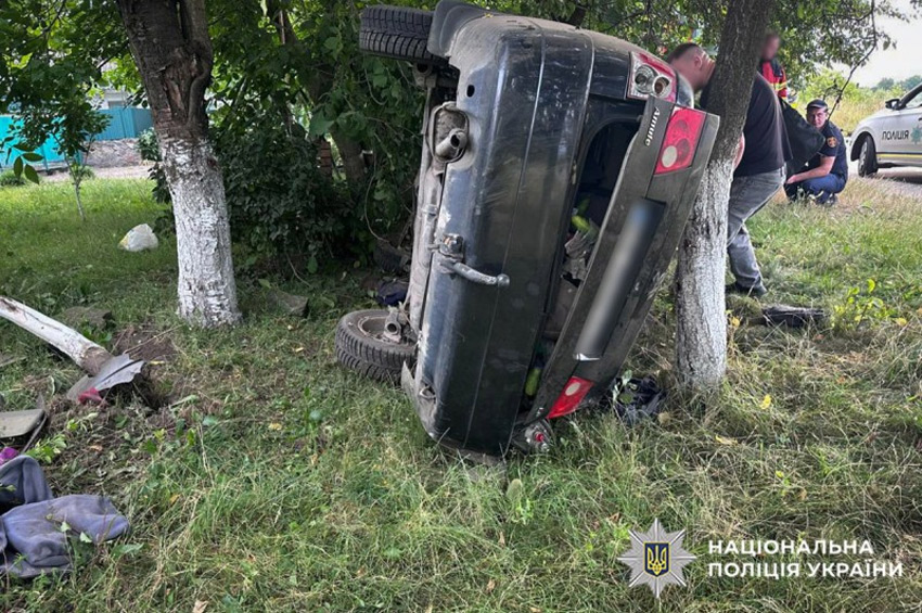 У Полонному легковик врізався в дерево та перекинувся: загинув 32-річний водій