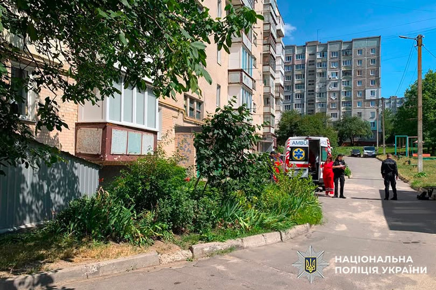 У Хмельницькому з восьмого поверху багатоповерхівки випав чоловік