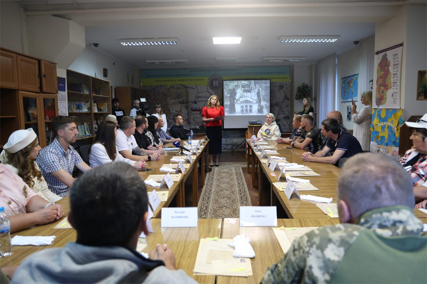 Пам’ять, що об’єднує: у Хмельницькому відбулася зустріч із родинами та захисниками, які повернулися з полону