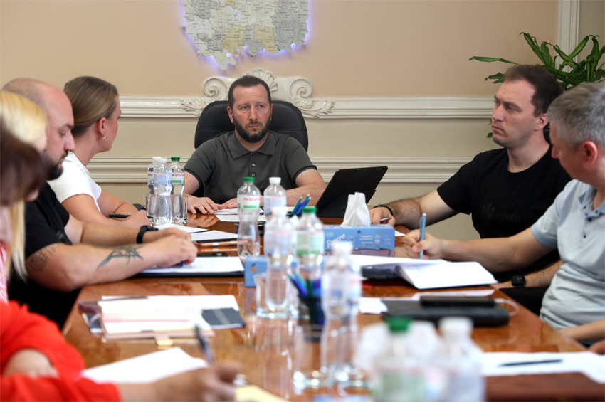 Підготовка до зими, робота лікарень і підтримка бізнесу: у Хмельницькій ОВА провели нараду з громадами