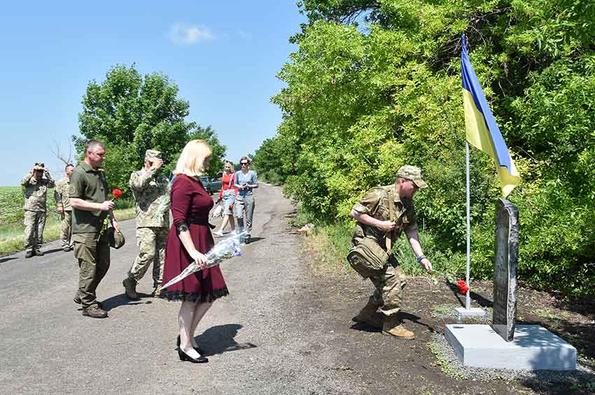 Пам'ять про героя з Хмельниччини, комбата 72-ки Андрія Жука, увічнили в камені неподалік Волновахи