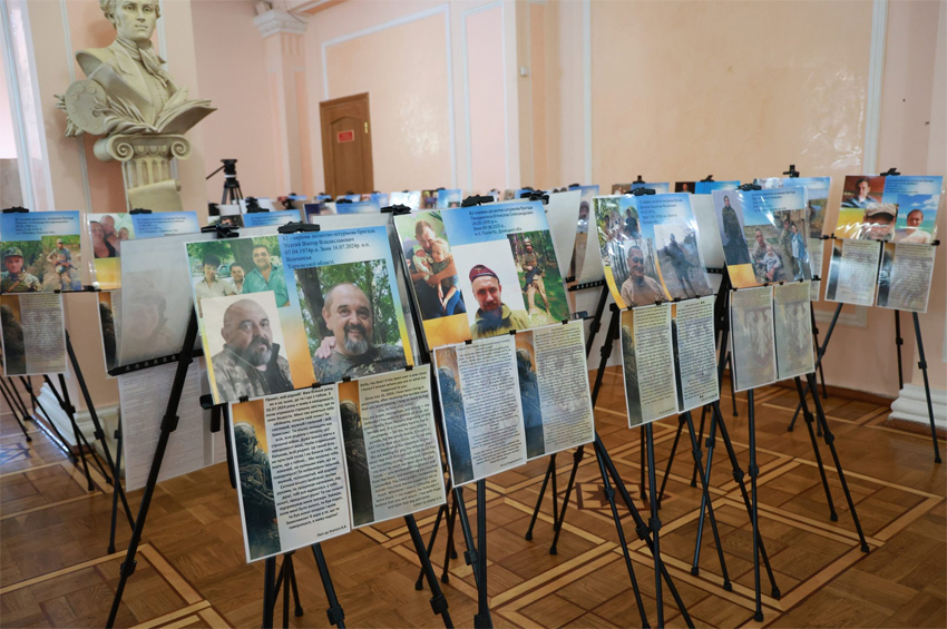 На Хмельниччині відкрили пересувну фотовиставку «Не народжені для війни»