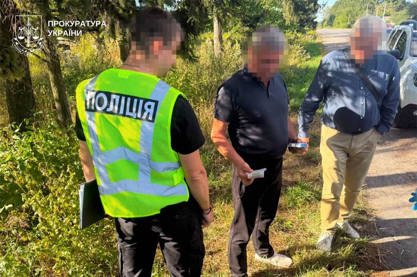 Сільський голова на Хмельниччині вимагав 100 тисяч гривень «відкату» за ремонт даху адмінбудівлі