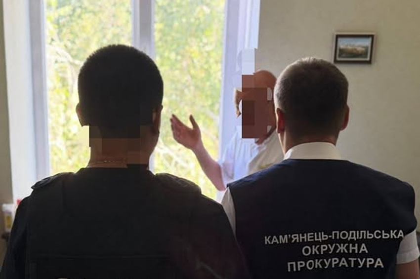 Лікаря на Хмельниччині підозрюють у хабарі $8 тисяч за оформлення інвалідності